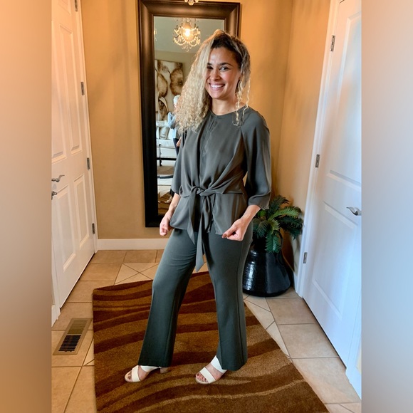 LN TOPSHOP BLOUSE. TIE WAIST, FLOWY SLEEVES, SEXY CUT OUT IN BACK & FRONT❤️ - Picture 8 of 9